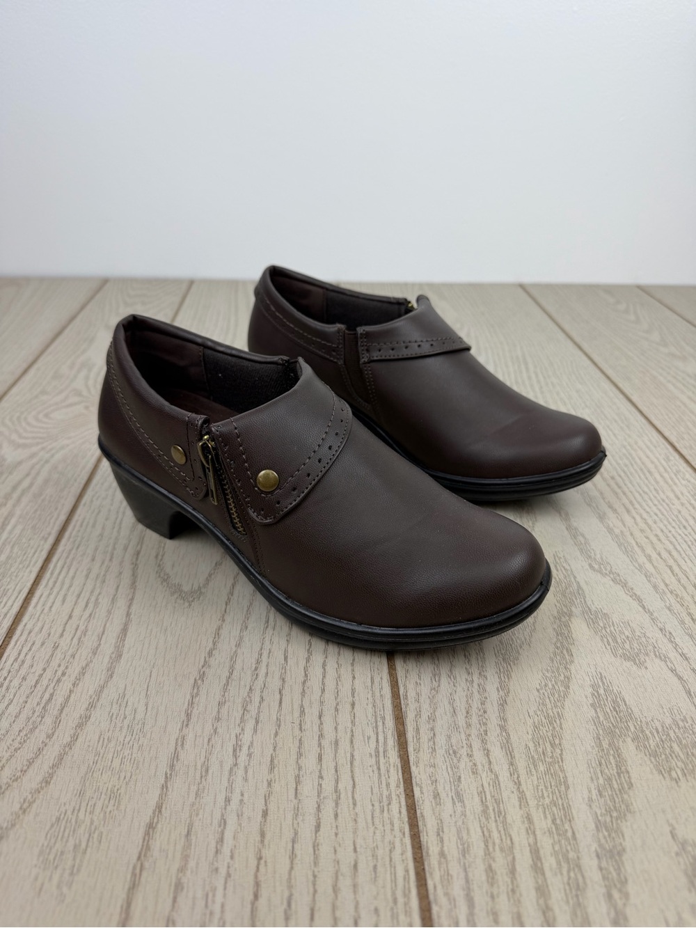 Easy Street Women's Darcy Shooties 7.5W Brown Burnish Faux Leather $55